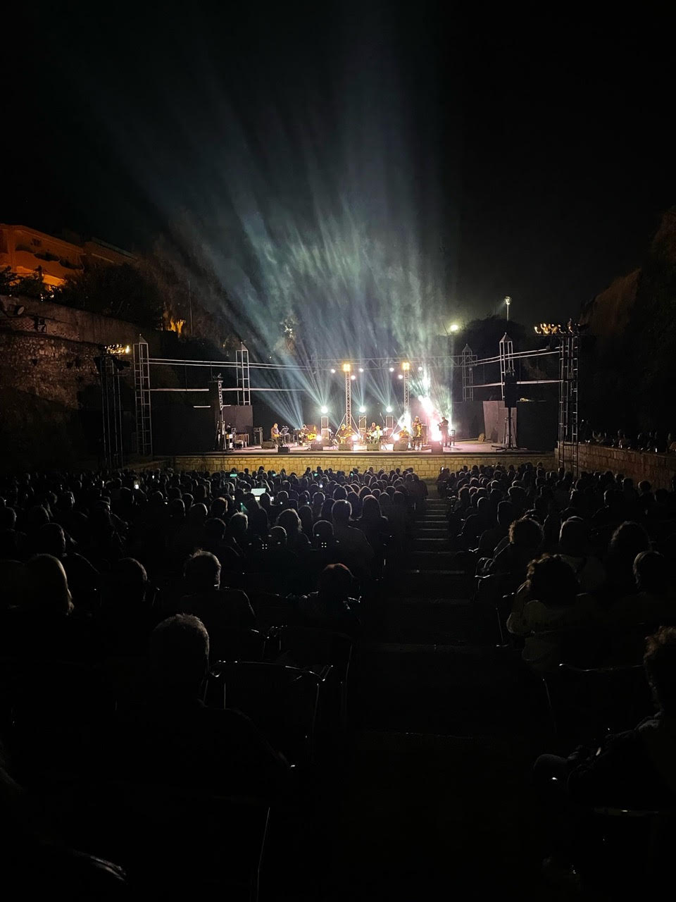 Θερμό χειροκρότημα απ´ όλους στον Βασίλη Σκουλά