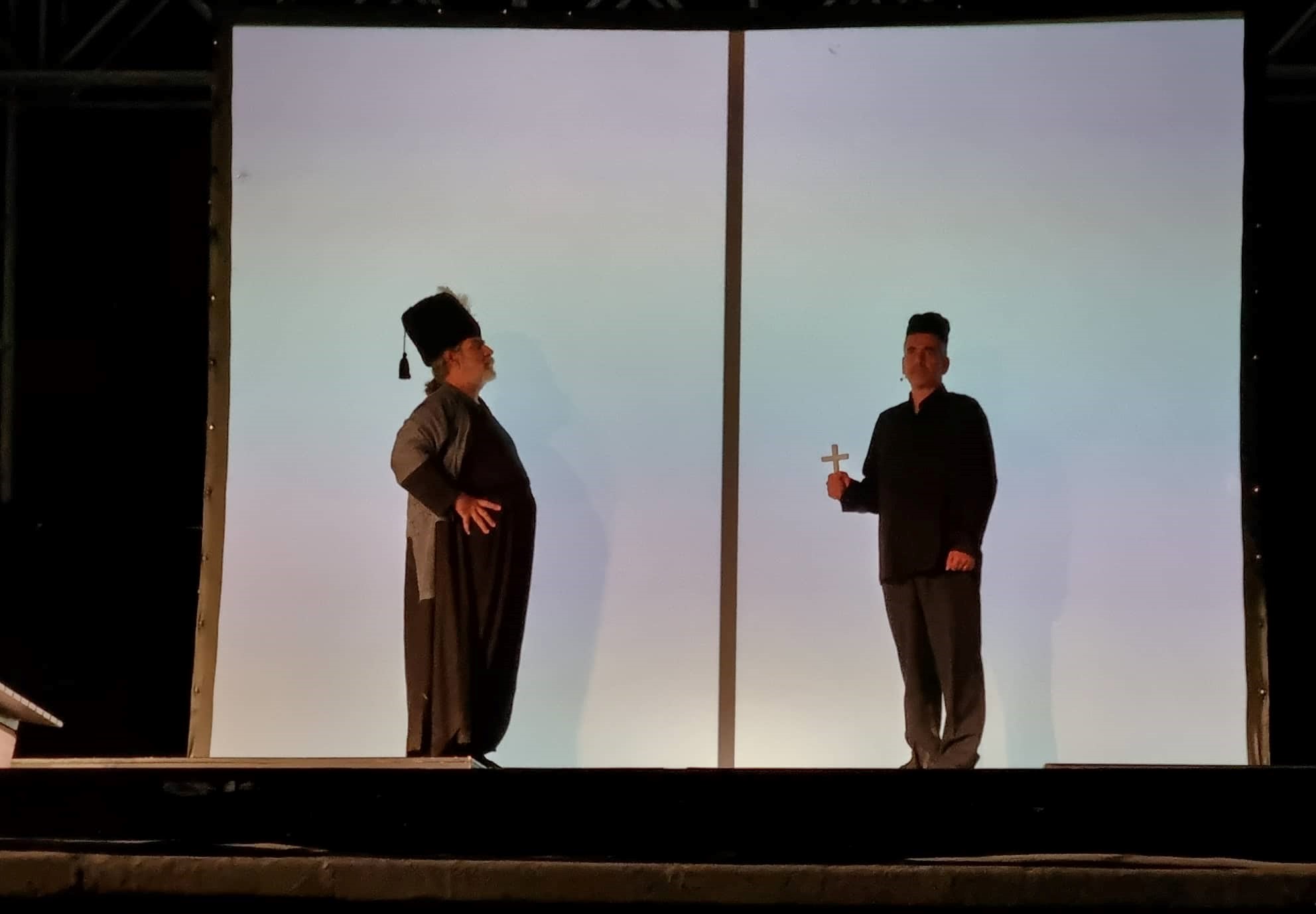 Το «Αϊβαλί» μια μουσικοθεατρική παράσταση που συγκινεί, θυμάται, ταξιδεύει στην Ιστορία, στις ψυχές, στις μνήμες μας…