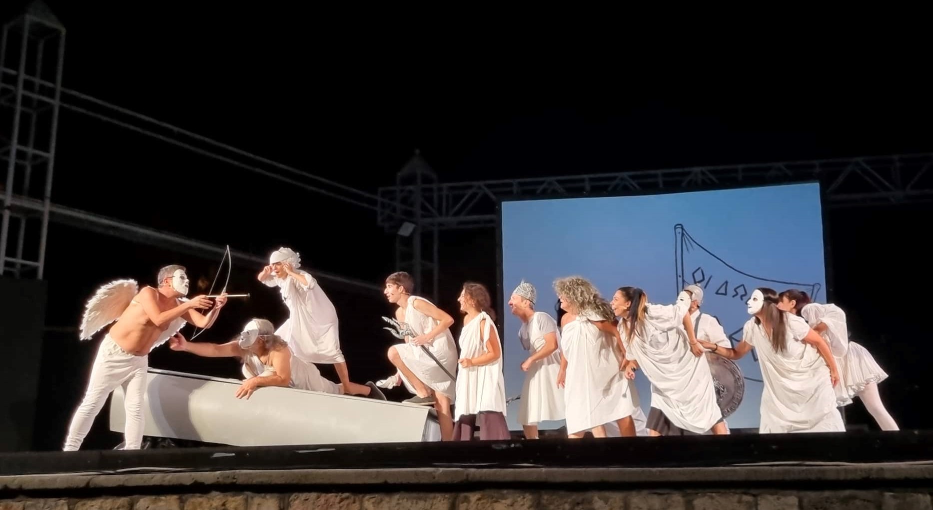 Το «Αϊβαλί» μια μουσικοθεατρική παράσταση που συγκινεί, θυμάται, ταξιδεύει στην Ιστορία, στις ψυχές, στις μνήμες μας…