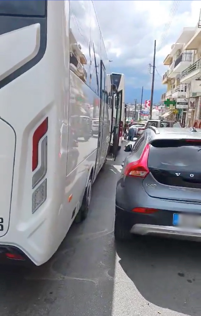 μετακινούν το αυτοκίνητο με τα χέρια