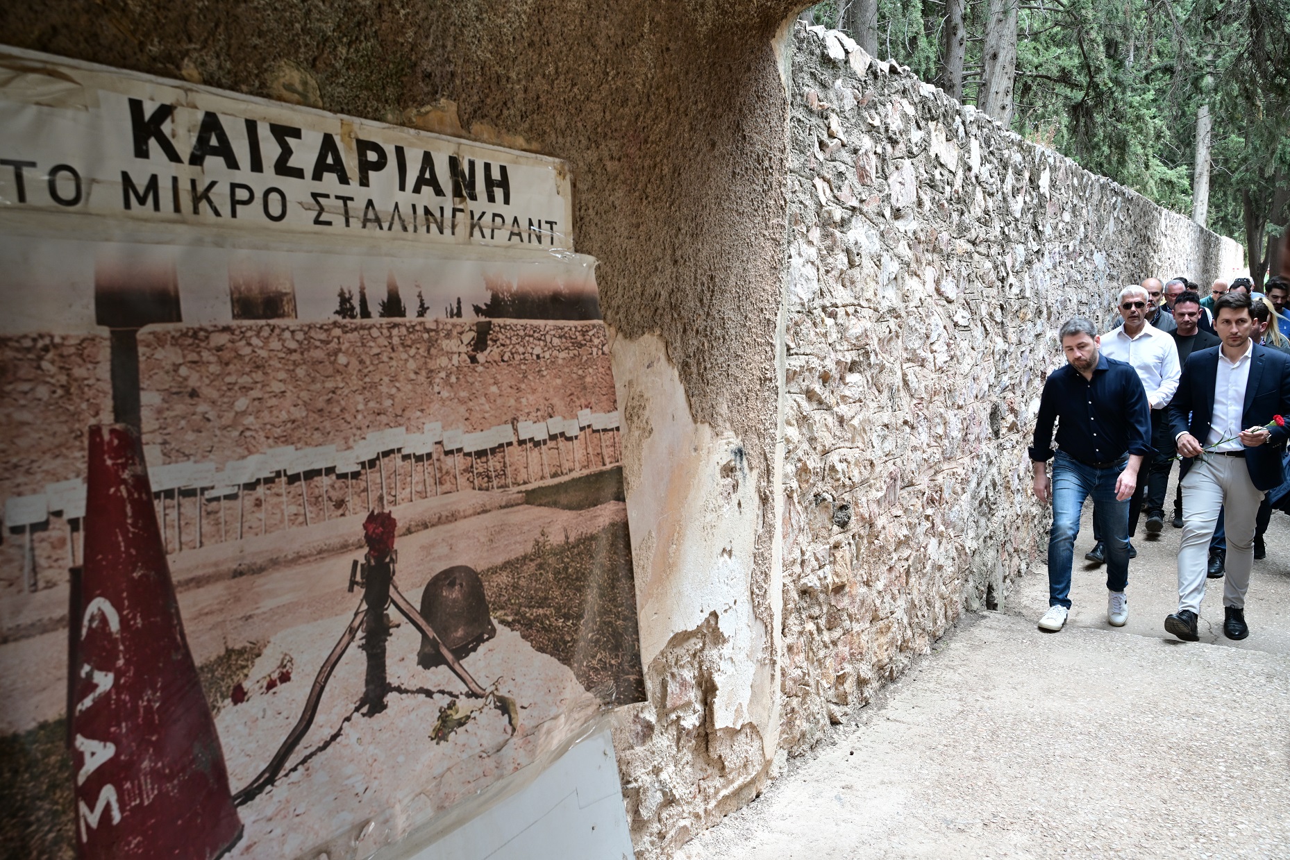 ΚΑΤΑΘΕΣΗ ΣΤΕΦΑΝΙΟΥ ΣΤΟ ΣΚΟΠΕΥΤΗΡΙΟ ΤΗΣ ΚΑΙΣΑΡΙΑΝΗΣ ΑΠΟ ΤΟΝ ΠΡΟΕΔΡΟ ΤΟΥ ΠΑΣΟΚ-ΚΙΝΗΜΑΤΟΣ ΑΛΛΑΓΗΣ ΝΙΚΟΥ ΑΝΔΡΟΥΛΑΚΗ