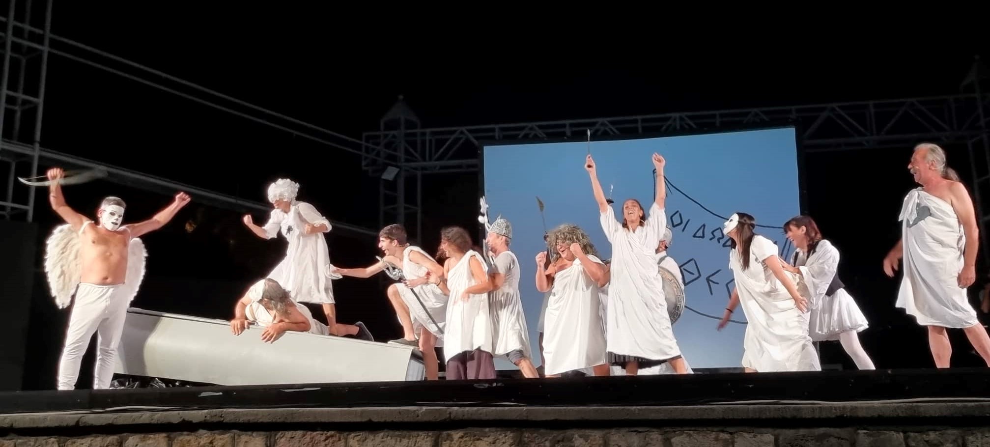 Το «Αϊβαλί» μια μουσικοθεατρική παράσταση που συγκινεί, θυμάται, ταξιδεύει στην Ιστορία, στις ψυχές, στις μνήμες μας…