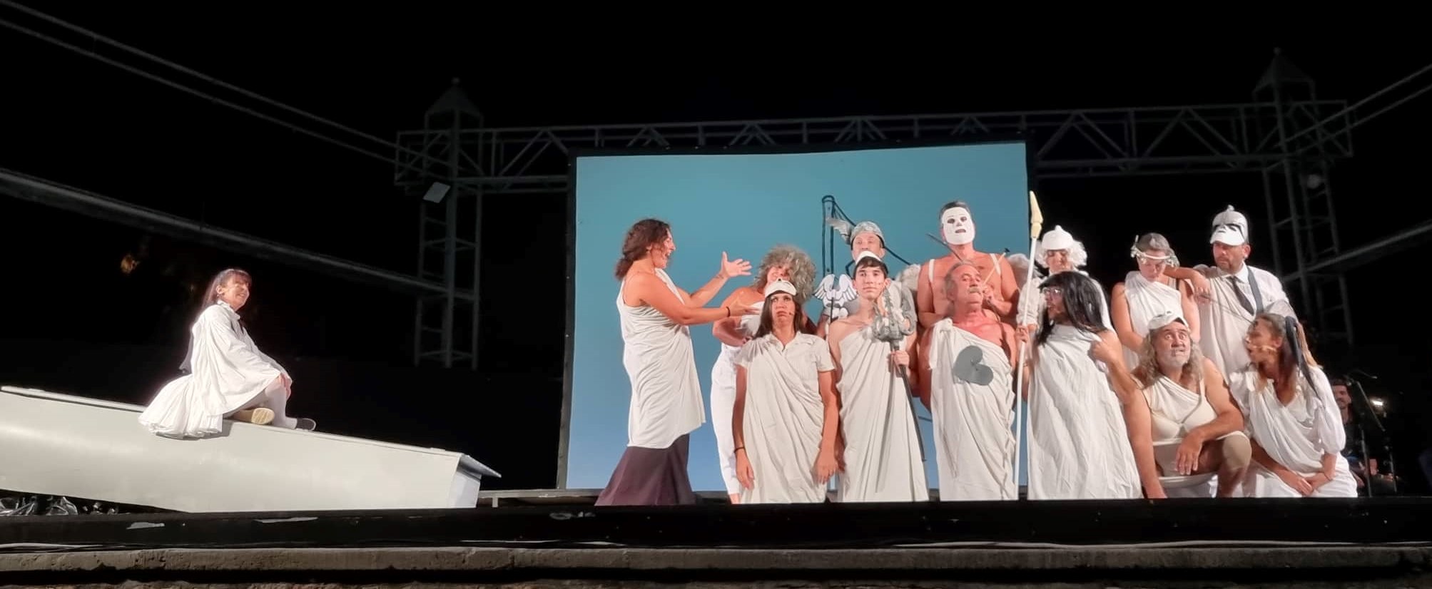 Το «Αϊβαλί» μια μουσικοθεατρική παράσταση που συγκινεί, θυμάται, ταξιδεύει στην Ιστορία, στις ψυχές, στις μνήμες μας…