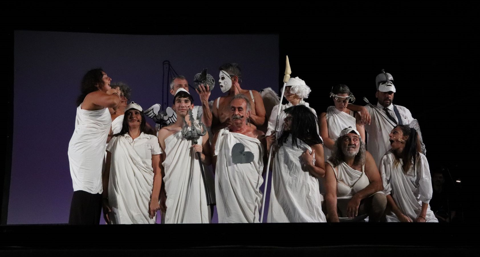 Το «Αϊβαλί» μια μουσικοθεατρική παράσταση που συγκινεί, θυμάται, ταξιδεύει στην Ιστορία, στις ψυχές, στις μνήμες μας…