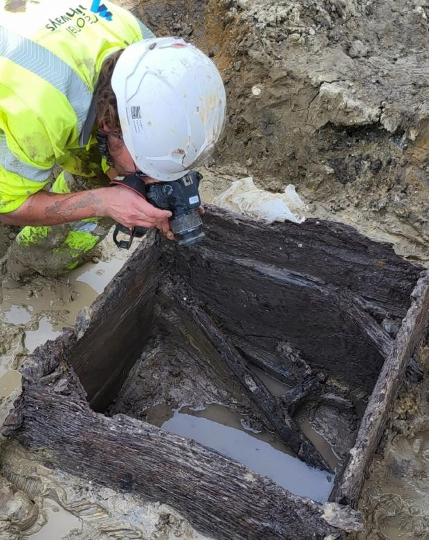 Αρχαιολόγος από του Μουσείο του Λονδίνου καταγράφει τα απορρίμματα της ξυλουργικής δραστηριότητας από το εσωτερικό του πηγαδιού. Φωτογραφία; Αρχαιολογικό Μουσείο Λονδίνου