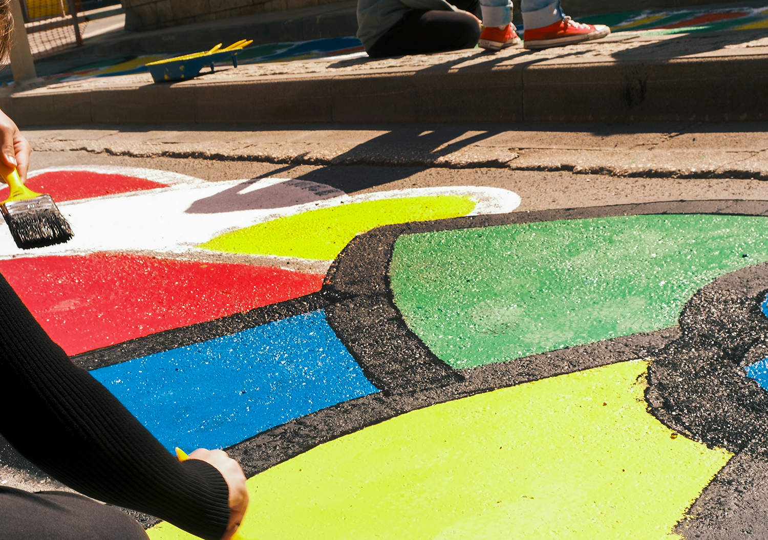 Έδωσαν χρώμα στο δρόμο έξω από το Μποδοσάκειο