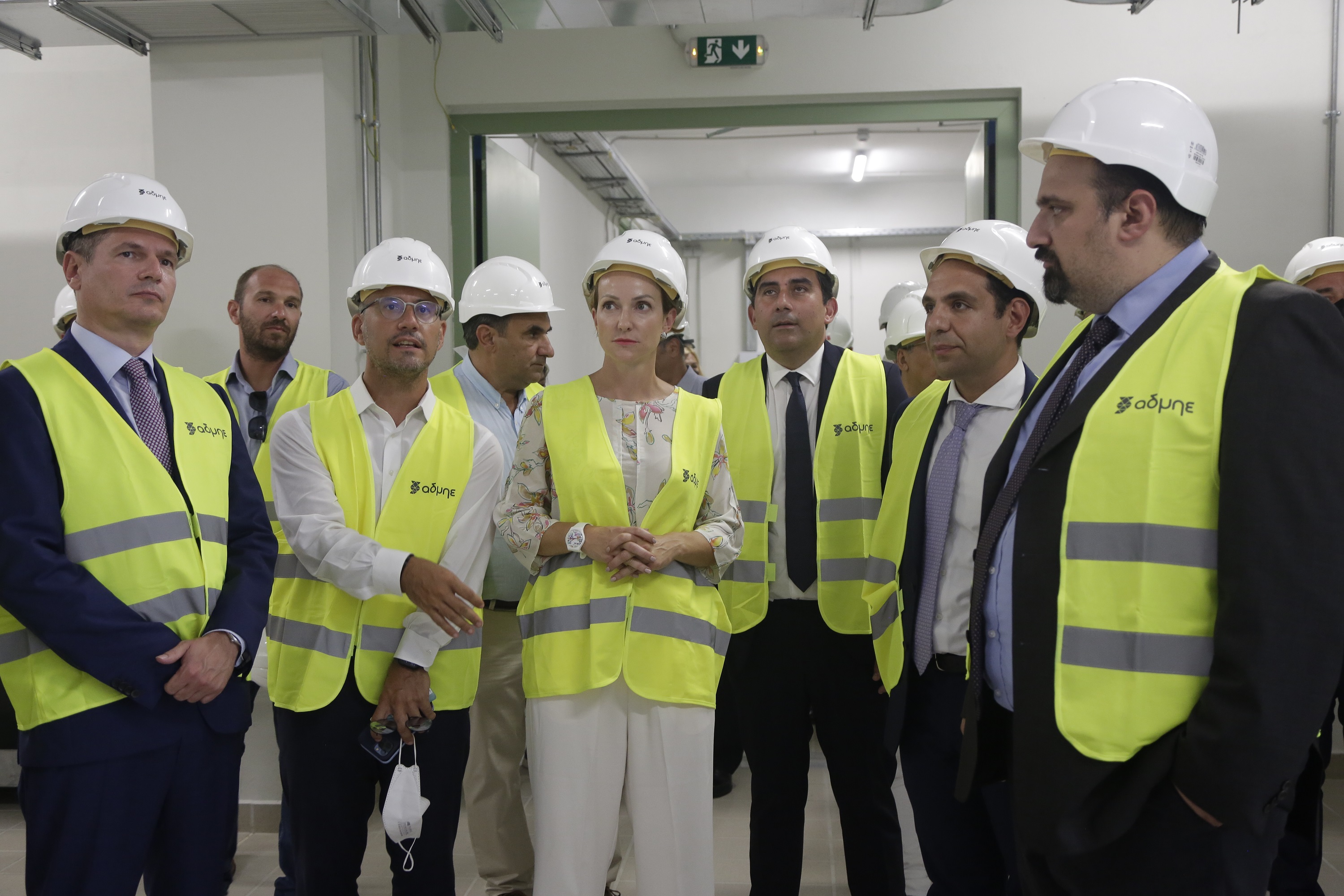 (στην πρώτη σειρά, από αριστερά) Πρόεδρος και CEO ΑΔΜΗΕ κ. Μάνος Μανουσάκης, CEO ΔΕΔΔΗΕ κ. Αναστάσιος Μάνος, Γενική Γραμματέας Ενέργειας και Ορυκτών Πρώτων Υλών κ. Αλεξάνδρα Σδούκου, Δήμαρχος Σκιάθου κ. Θεόδωρος Τζούμας, Μιχάλης Χατζηπάνος Διευθυντής Νέων Έργων Μεταφοράς ΑΔΜΗΕ, Υφυπουργός παρά τω Πρωθυπουργώ κ. Χρήστος Τριαντόπουλος