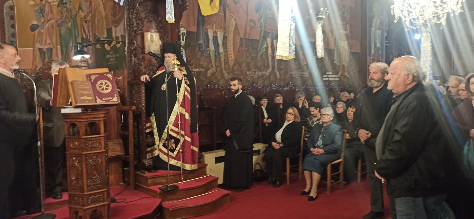 Κληρος,Αρχές,πιστοί στην Αρχιερατική ακολουθία στον εορτάζοντα Ιστορικό Ναό στο Φρε Χανίων