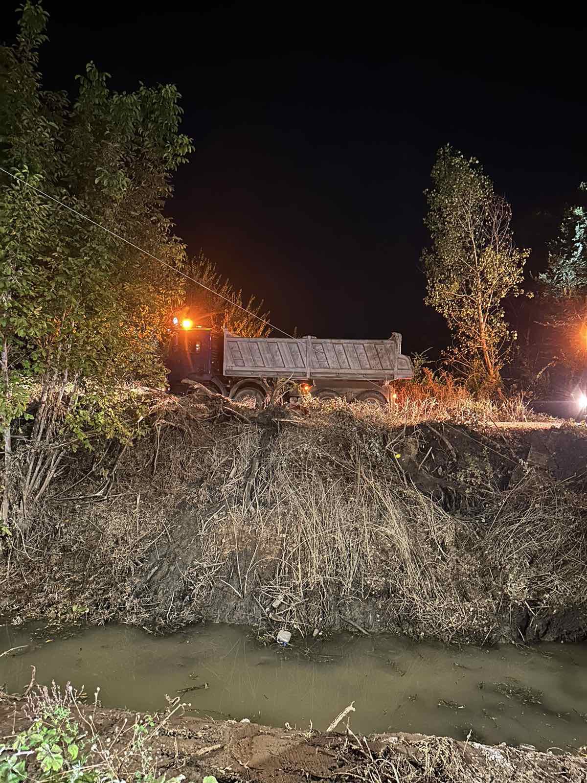 Θεσσαλία: Συνεχίστηκαν κατά τη διάρκεια της νύχτας οι εργασίες καθαρισμού και αποκατάστασης