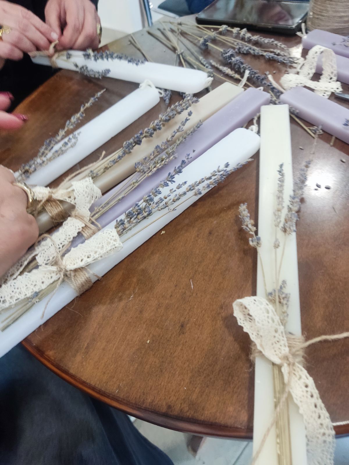 Έφτιαξαν πασχαλινές λαμπάδες για τα παιδιά που φιλοξενεί το «Χαμόγελο του Παιδιού» 