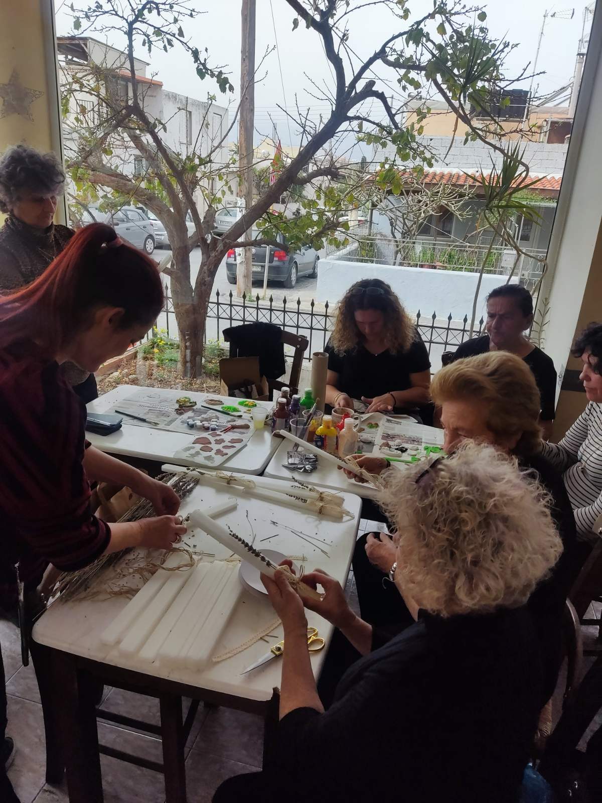 Έφτιαξαν πασχαλινές λαμπάδες για τα παιδιά που φιλοξενεί το «Χαμόγελο του Παιδιού» 