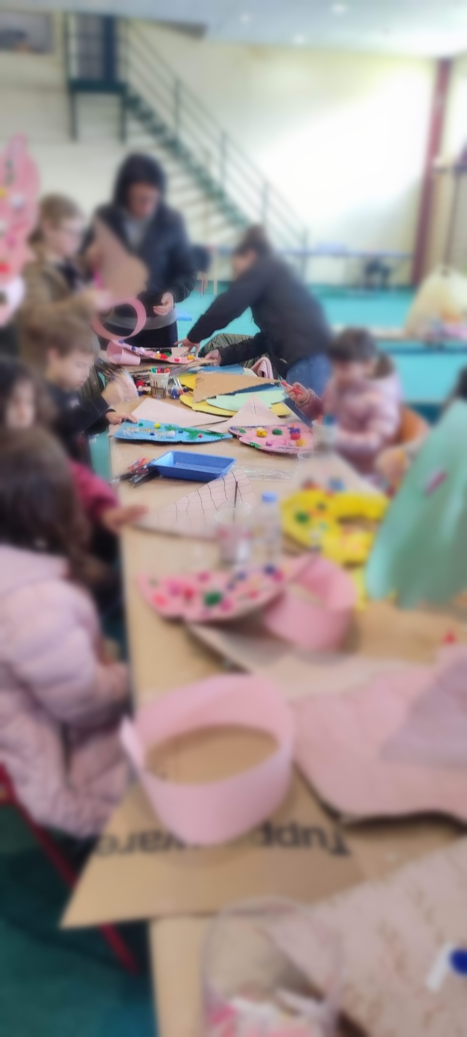 Έφτιαξαν αποκριατικές στολές, μικρά και μεγάλα παιδιά