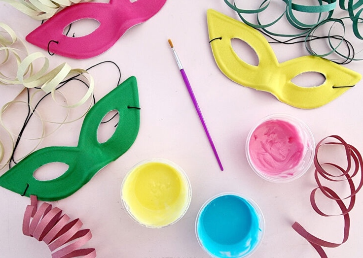 Έφτιαξαν αποκριατικές στολές, μικρά και μεγάλα παιδιά