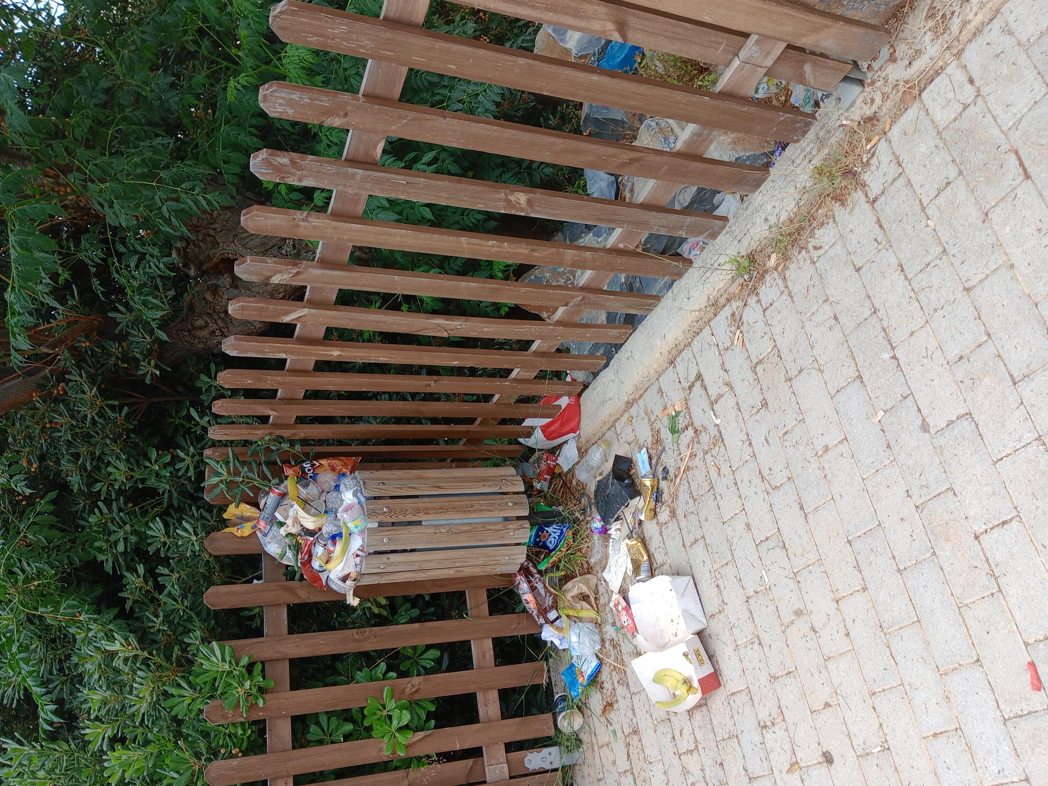 πάρκο θέρισσος Ηράκλειο σκουπίδια χόρτα κουνούπια