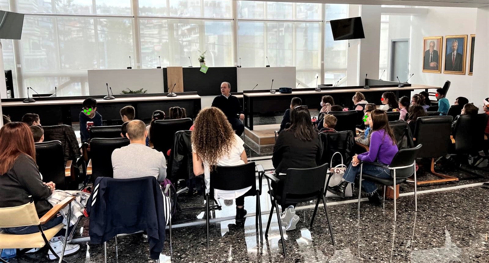 13 από 18 Για τη Δημοκρατία, το Περιβάλλον, τη λειτουργία ενός Δήμου και τα χαρακτηριστικά του ενεργού πολίτη, συζήτησε ο Δήμαρχος Ρεθύμνης με τους μαθητές και μαθήτριες της Γ Τάξης του 1ου Δημοτικού Σχολείου Ατσιποπούλου