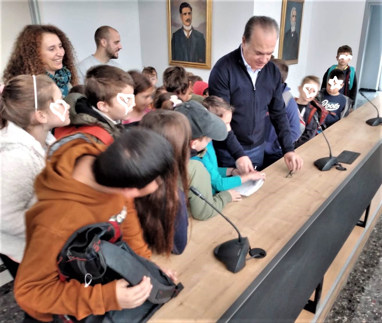 13 από 18 Για τη Δημοκρατία, το Περιβάλλον, τη λειτουργία ενός Δήμου και τα χαρακτηριστικά του ενεργού πολίτη, συζήτησε ο Δήμαρχος Ρεθύμνης με τους μαθητές και μαθήτριες της Γ Τάξης του 1ου Δημοτικού Σχολείου Ατσιποπούλου