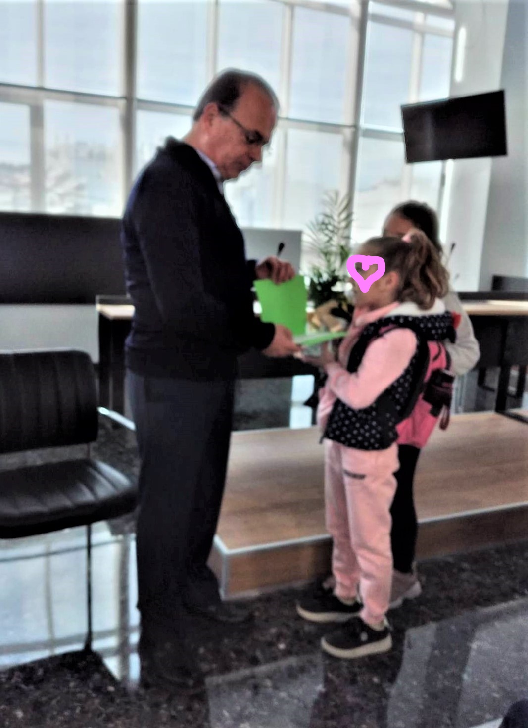 13 από 18 Για τη Δημοκρατία, το Περιβάλλον, τη λειτουργία ενός Δήμου και τα χαρακτηριστικά του ενεργού πολίτη, συζήτησε ο Δήμαρχος Ρεθύμνης με τους μαθητές και μαθήτριες της Γ Τάξης του 1ου Δημοτικού Σχολείου Ατσιποπούλου