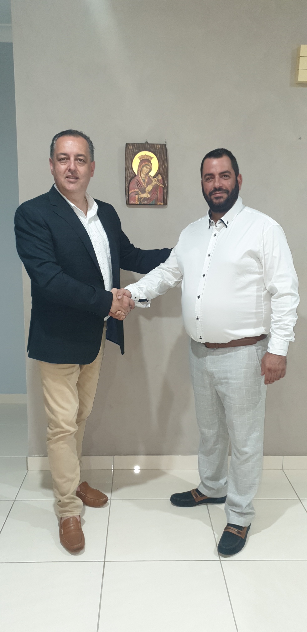 O Πρόεδρος της Ομοσπονδίας Αντώνης Τσουρδαλάκης καλοσορίζει τον νεο εκλεγει Πρόεδρο του Ντάργουιν Γιώργο Μαμουνή