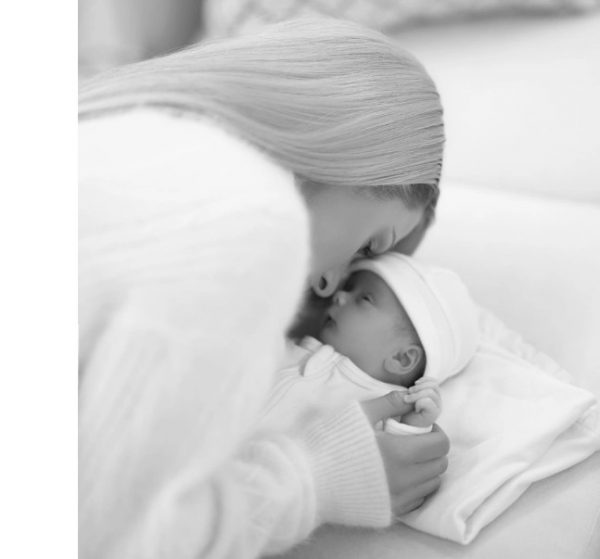 πάρις χίλτον μωρό μητρότητα