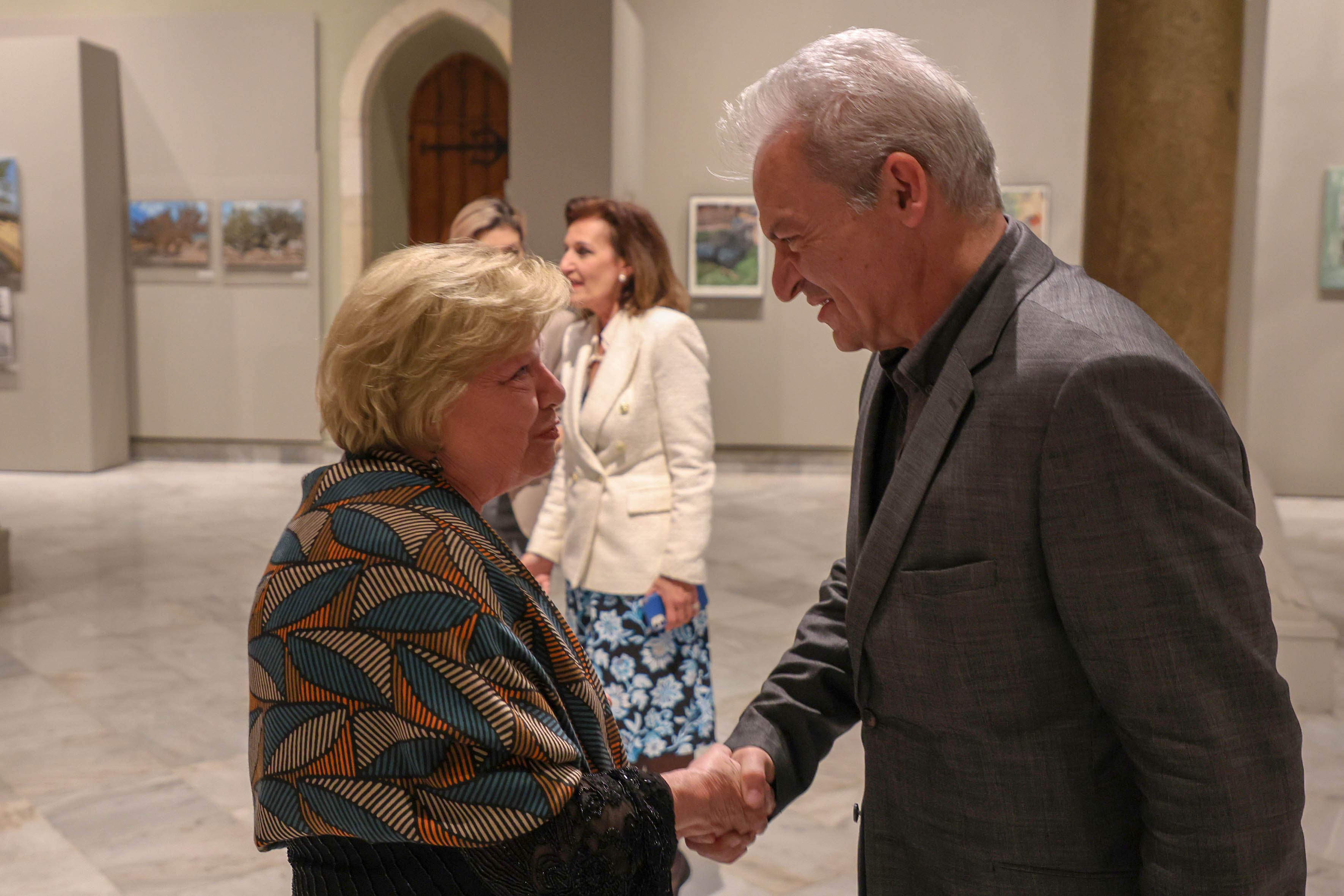 Ο Δήμαρχος Ηρακλείου Αλέξης Καλοκαιρινός στα εγκαίνια της έκθεσης ζωγραφικής της Αγγέλας Βορεάδου «Ιχνογραφίες» Εξωτερικός