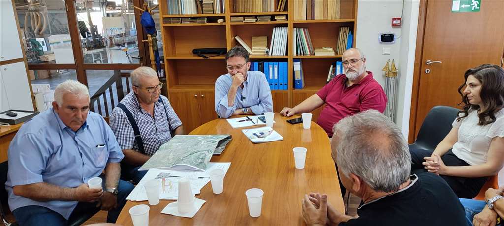 Σε Φοινικιά - Μαλάδες ο Γιώργος Αλεξάκης με τους επαγγελματίες να του θέτουν τα προβλήματά τους