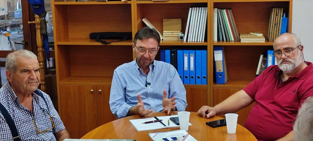 Σε Φοινικιά - Μαλάδες ο Γιώργος Αλεξάκης με τους επαγγελματίες να του θέτουν τα προβλήματά τους