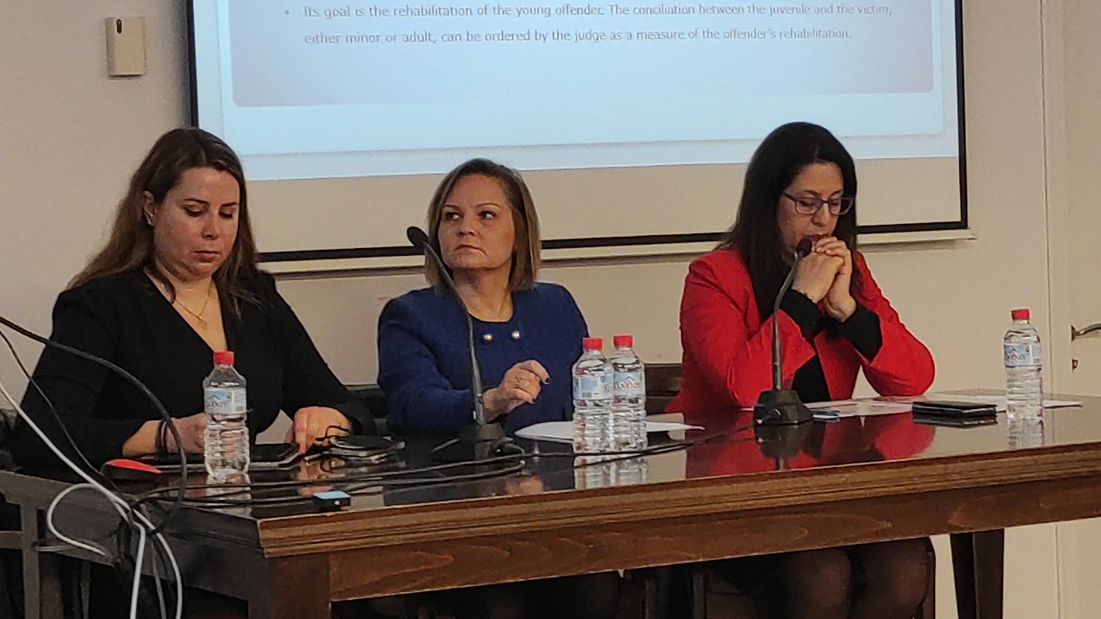 Αριστερά, η αντιεισαγγελέας Μαρία Κανιαδάκη