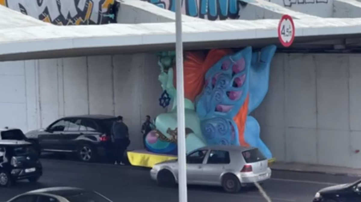 Σφήνωσε κάτω από γέφυρα καρναβαλικό άρμα