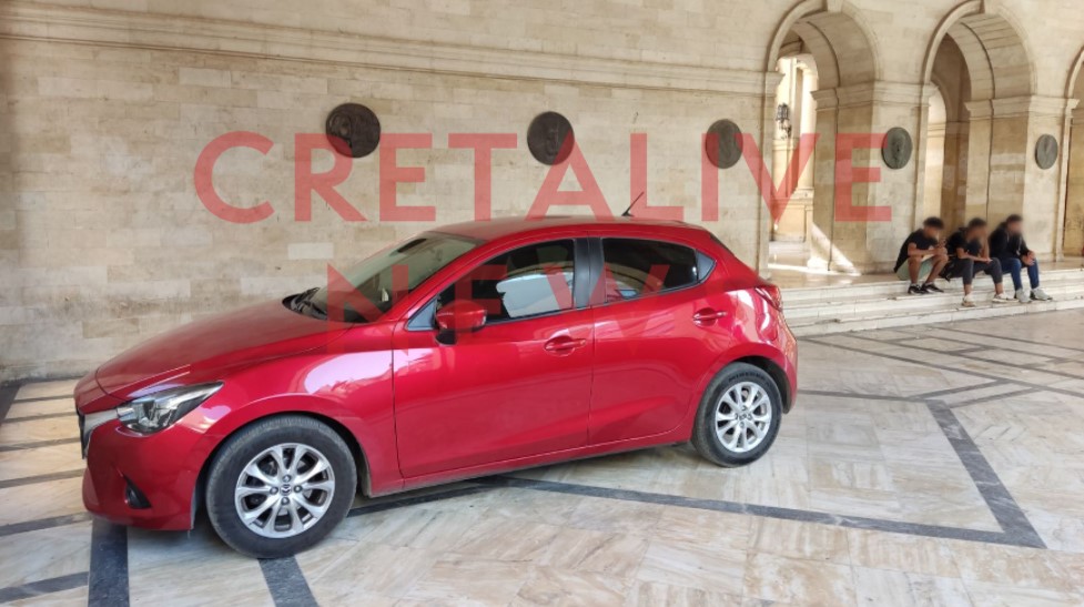 αυτοκίνητο Λότζια Δημαρχείο Ηράκλειο παρκάρισμα Οδηγός