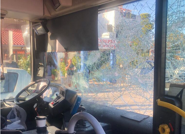Αρτέμιδα: Άνδρας έσπαγε τα τζάμια λεωφορείου και φώναζε «θα σας σκοτώσω»