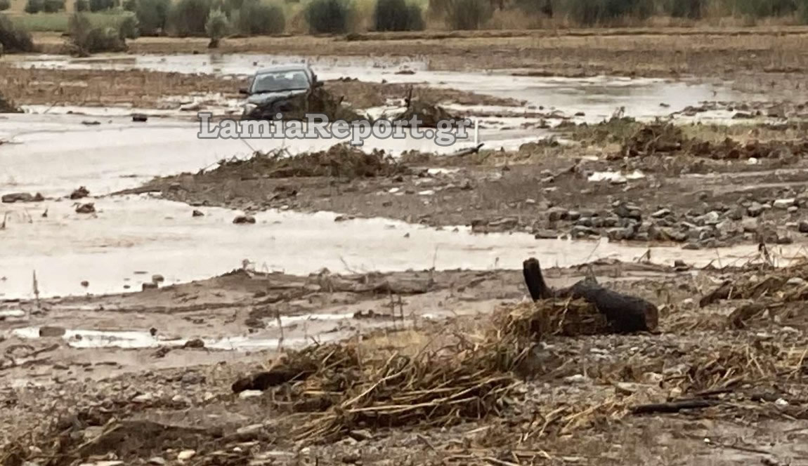 Φθιώτιδα: Χείμαρρος παρέσυρε αυτοκίνητα