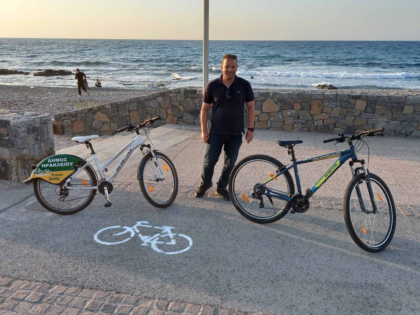 Νέα διαγράμμιση και σήμανση στον ποδηλατόδρομο της Παραλιακής