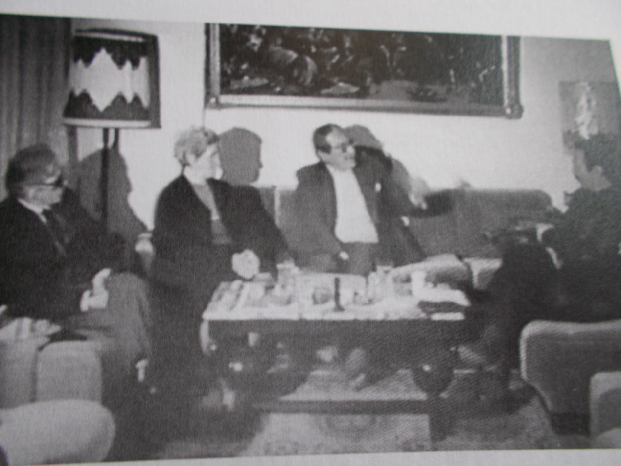 Εικόνα από την κατάθεση της μαρτυρίας του Στρατή Βελουδάκη στον Αντώνη Σανουδάκη τον Δεκέμβριο του 1988. Δίπλα στον Βελουδάκη η γυναίκα του Βασιλική Τρουλλινού, δεξιά ο Αντώνης Σανουδάκης και αριστερά ο σκιτσογράφος Γιάννης Ανδρεαδάκης