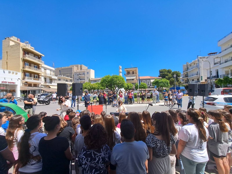 Λασίθι: Μαθητές και αστυνομικοί μοίρασαν λαμπάδες με μηνύματα οδικής ασφάλειας