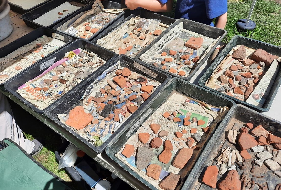 Κάποια από τα αρχαιολογικά ευρήματα που εντόπισαν οι επιστήμονες στο δημοτικό σχολείο. Πηγή: Wallingford Archaeological and Historical Society