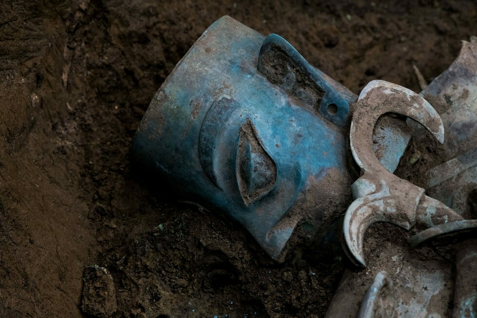 Ανασκαφή αρχαιολόγων με κειμήλια και αντικείμενα στην Κίνα