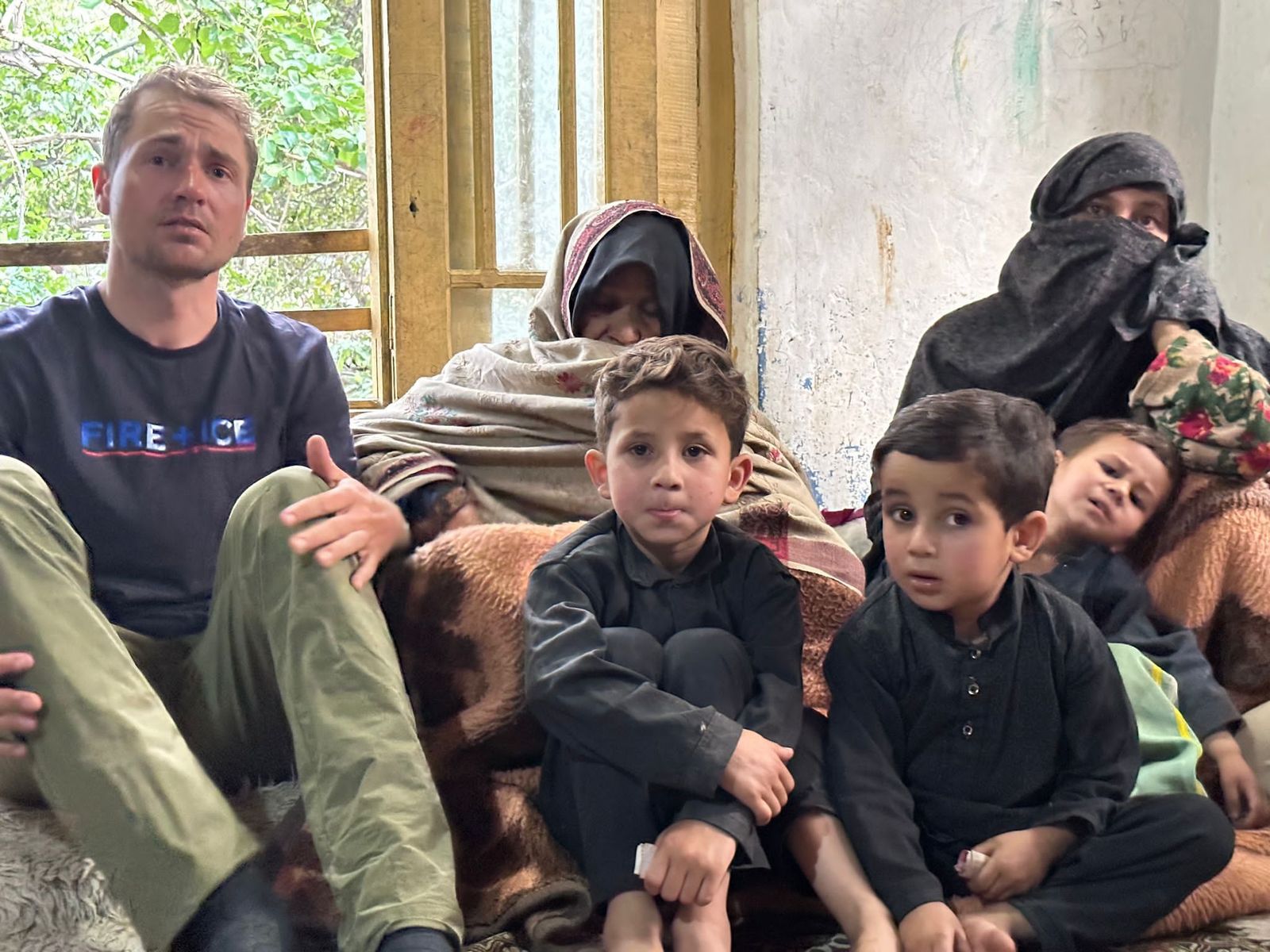 Ο Στάιντλ με τα τρία παιδιά του Χασάν, κάνει εκστρατεία για την οικονομική ενίσχυση της οικογένειας – Πηγή: Twitter 
