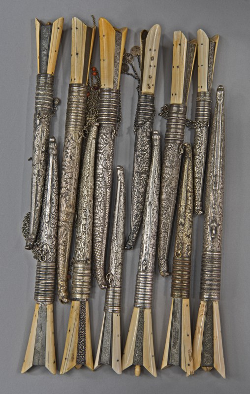 Κλασικά ασημένια κρητικά μαχαίρια.