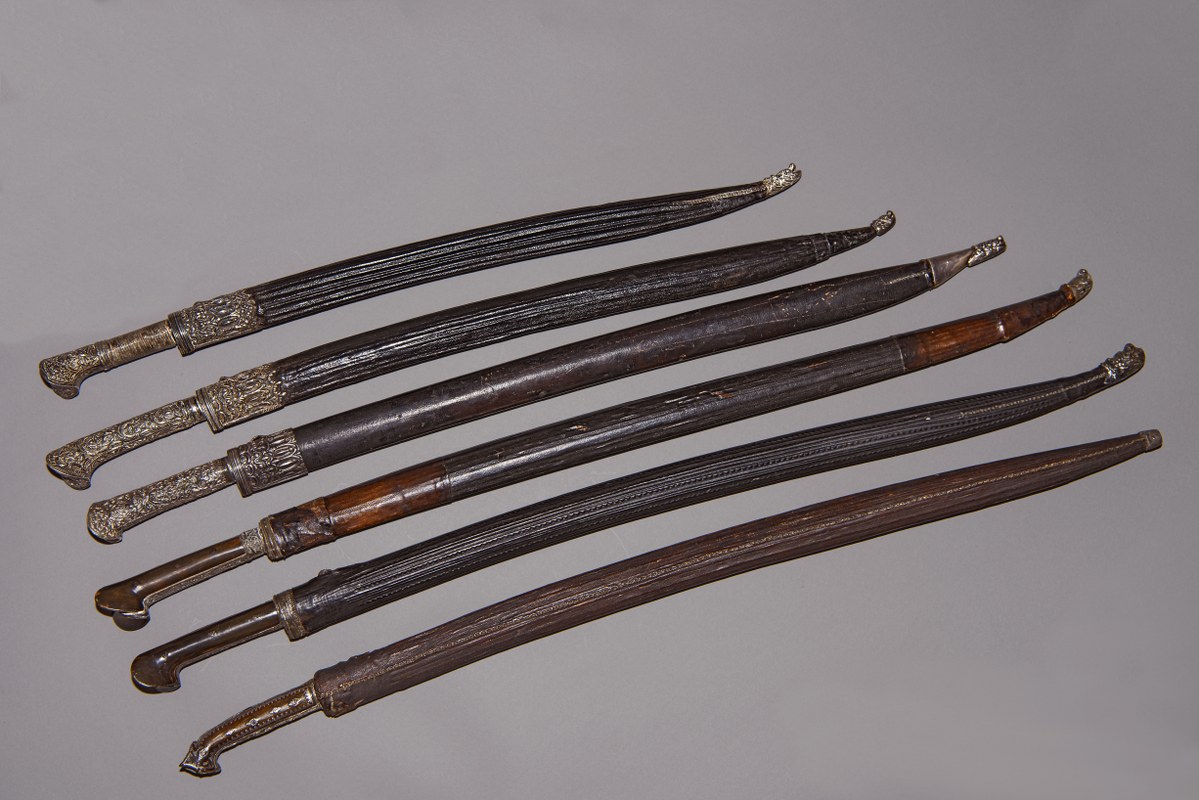 4. Κρητικά γιαταγάνια με δερμάτινες θήκες.