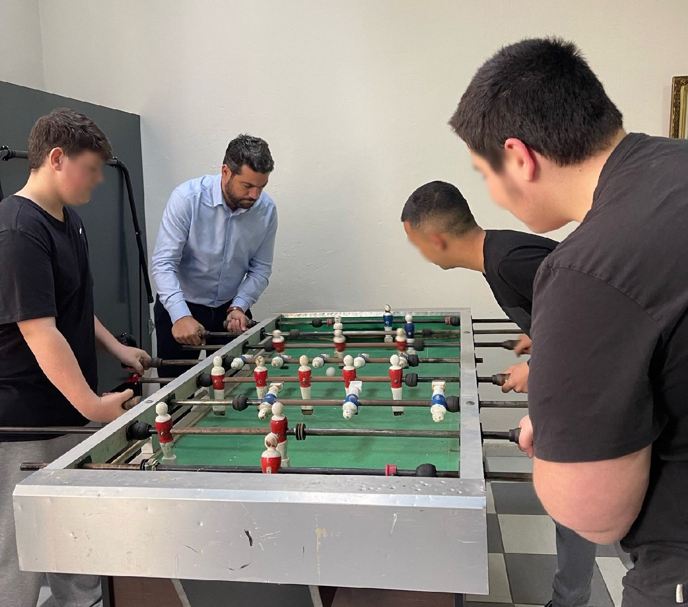 Ευχές, δώρα και "εορταστικό ποδοσφαιράκι" για τα παιδιά από τη δημοτική αρχή σε προνοιακές δομές της πόλης