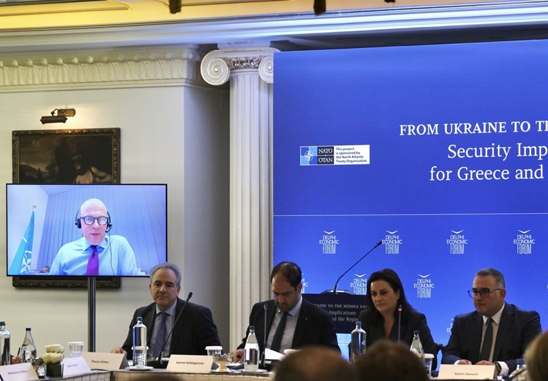 Από αριστερά: Lapsley Angus, Βοηθός Γενικός Γραμματέας Αμυντικής Πολιτικής και Σχεδιασμού του ΝΑΤΟ (online), Θάνος Ντόκος, Σύμβουλος Εθνικής Ασφάλειας του Έλληνα Πρωθυπουργού, Ιωάννης Κεφαλογιάννης, Υφυπουργός Εθνικής Άμυνας, Αλεξία Τασούλη, Διπλωματική Ανταποκρίτρια, Σωτήρης Δανέζης, Δημοσιογράφος & Σχολιαστής σε θέματα Εξωτερικών Υποθέσεων