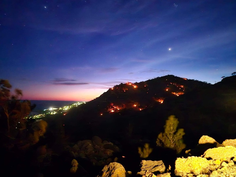 Ολονύχτια μάχη στο πύρινο μέτωπο της Ιεράπετρας - Έγιναν στάχτη χιλιάδες στρέμματα