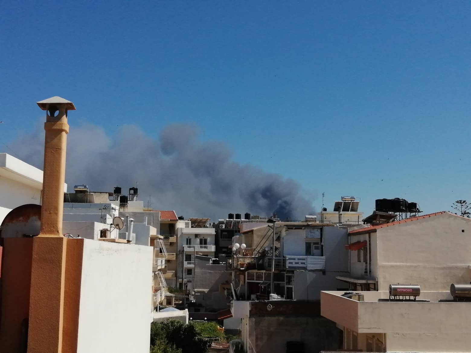 Από τα Καμίνια ήταν ορατοί οι καπνοί της φωτιάς