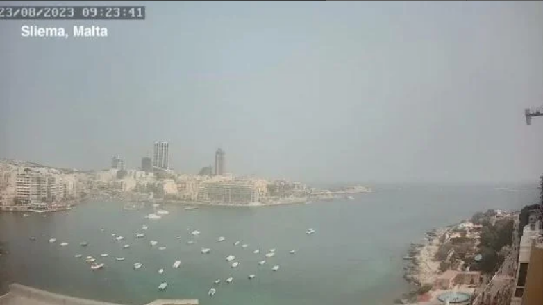 Χαρακτηριστική είναι και η κάμερα κάμερα καιρού στην Σλιέμα της Μάλτας, όπου διακρίνεται η περιορισμένη ορατότητα στο λιμάνι της πόλης.