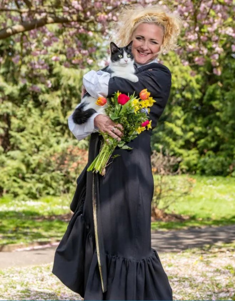 Η 49χρονη Deborah με τη γάτα της