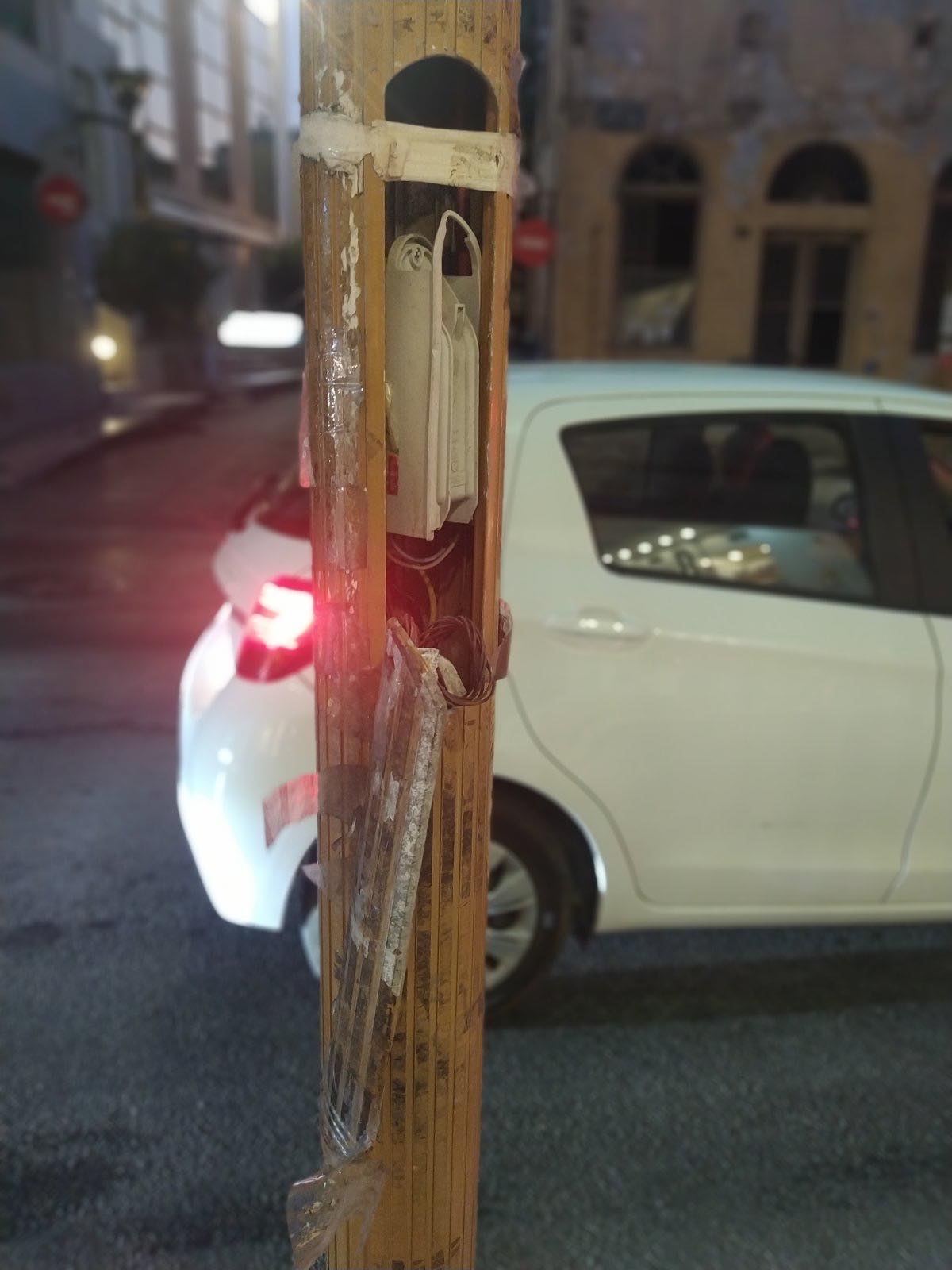 Κολόνα φωτισμού γυμνά καλώδια