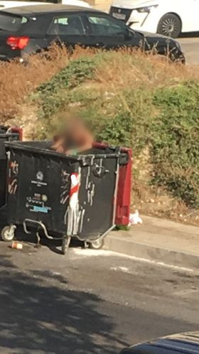 Γυναίκα σκουπίδια