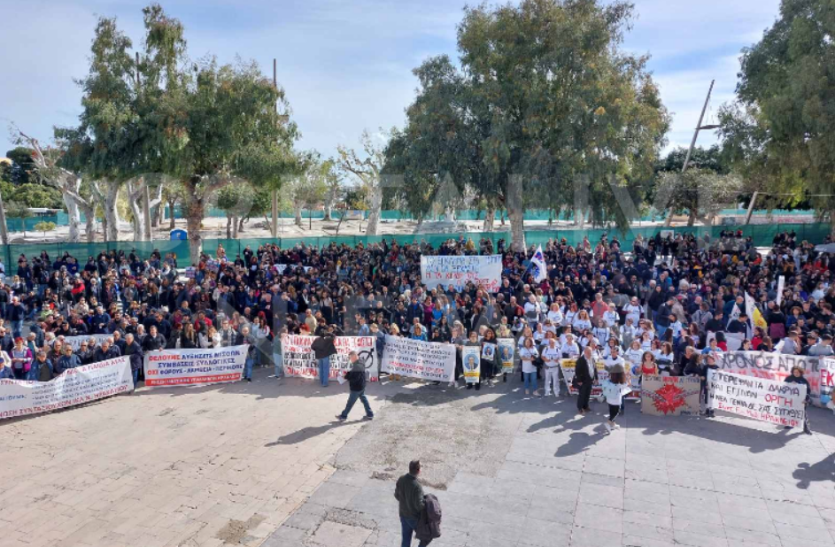 Στους δρόμους και η Κρήτη για τη θλιβερή επέτειο της τραγωδίας των Τεμπών - Βίντεο