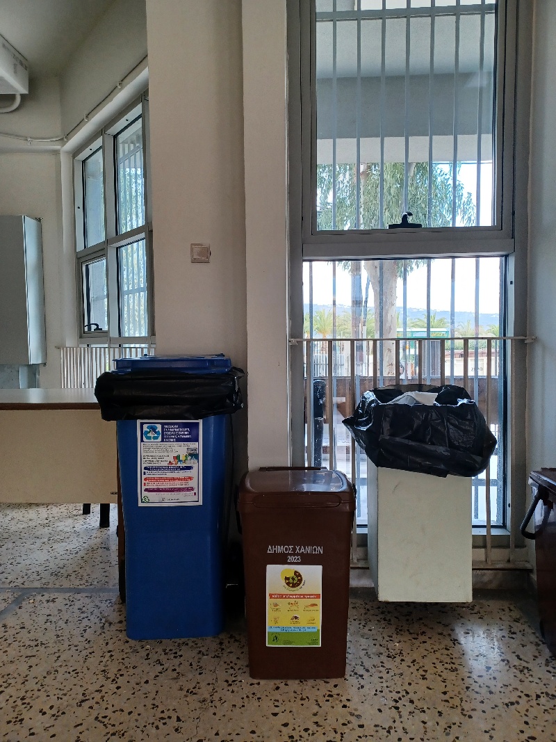Μπήκαν οι καφέ κάδοι σε σχολικές μονάδες του Δήμου Χανίων