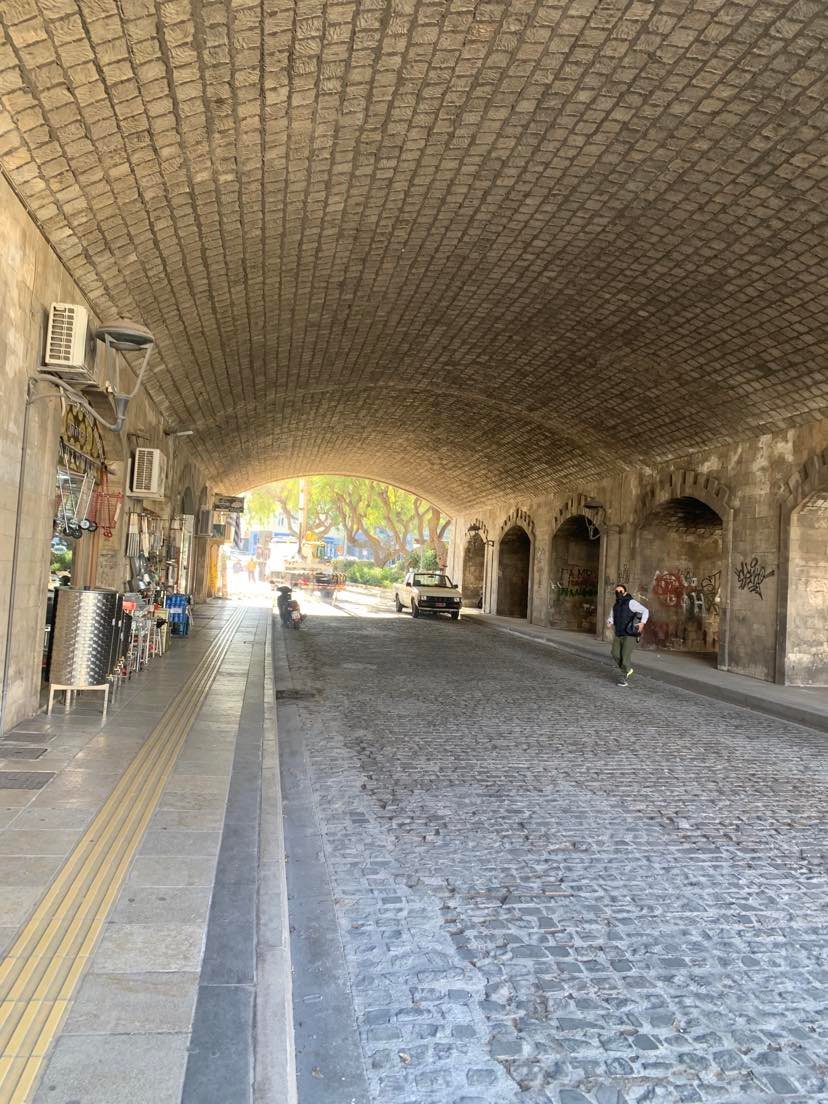 Καινούργια; Πόρτα